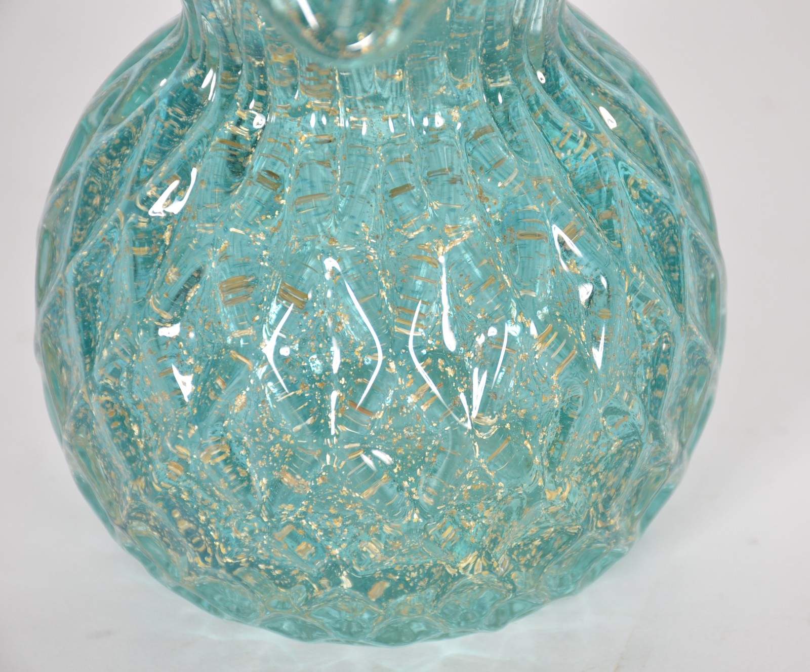 Vaso de vidro decorativo com relevo. - foto 3 de 4