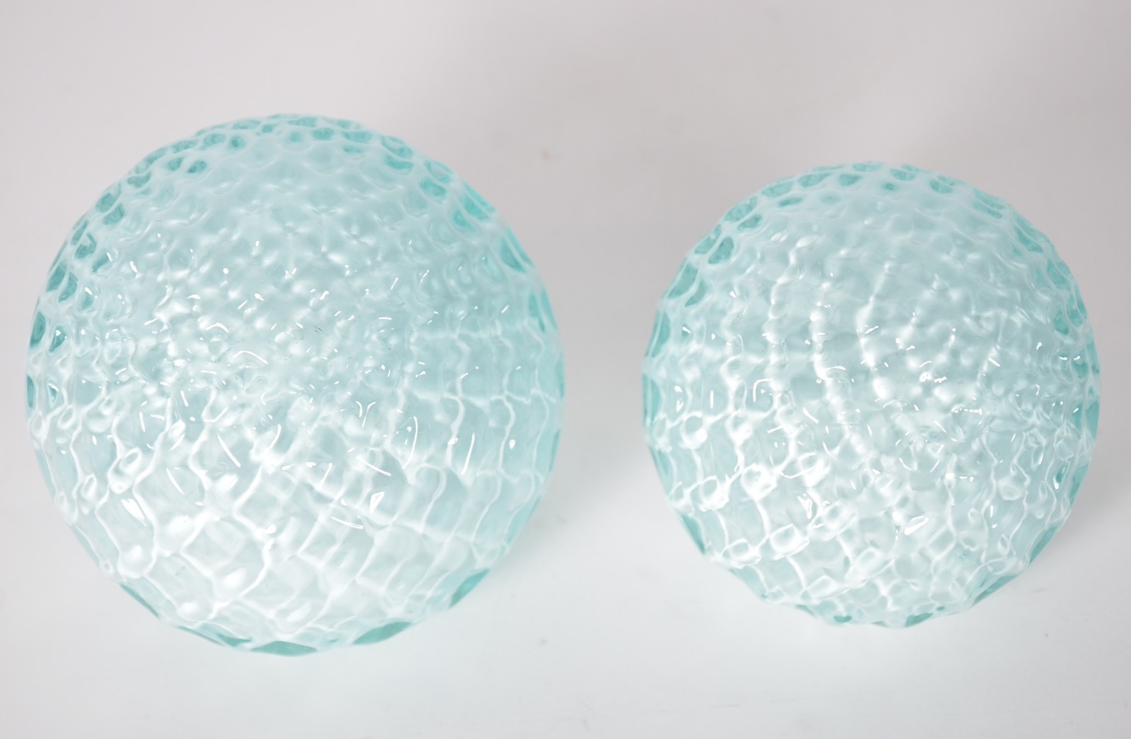 Dois pesos de papel de vidro decorativo. - foto 2 de 4