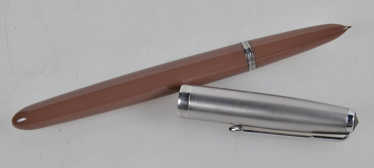 Caneta tinteiro PARKER 51 - cor cafe c/ leite - tampa prateada