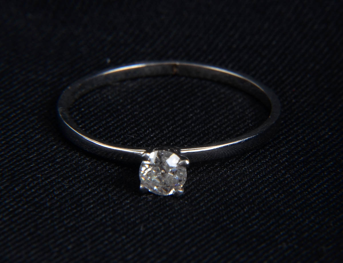 Anel de ouro branco c/ brilhante solitario, 1,1 gr.