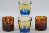Diversos copos para whisky, sendo 6 na cor azul... - Diversos copos para whisky, sendo 6 na cor azul e amarelo com bases em pontas e 6 decorados com "pele de onça".