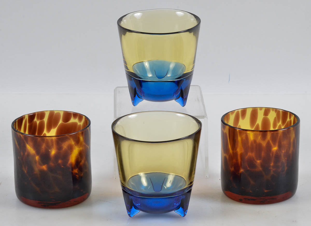 Diversos copos para whisky, sendo 6 na cor azul e amarelo com bases...