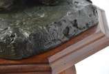Marmura (Rosa Maria Rothier Duarte), Nosso pai ... - Escultura de bronze. Acompanha coluna de madeira nobre. (datado 1960)