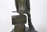 Marmura (Rosa Maria Rothier Duarte), Nosso pai ... - Escultura de bronze. Acompanha coluna de madeira nobre. (datado 1960)