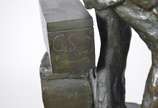 Marmura (Rosa Maria Rothier Duarte), Nosso pai ... - Escultura de bronze. Acompanha coluna de madeira nobre. (datado 1960)