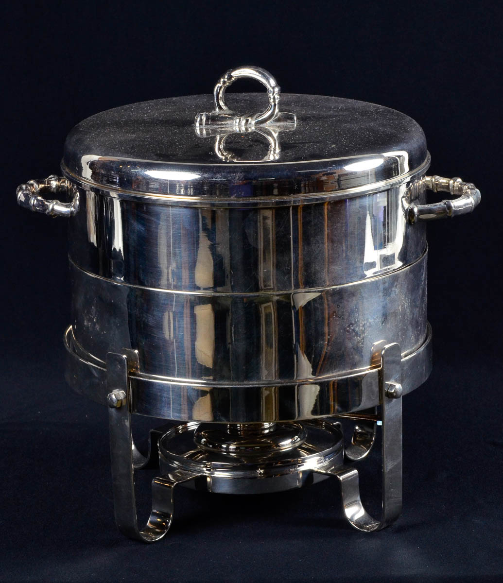 Rechaud redondo de metal prateado c/ banho maria. alt 30 cm, diam. 23...