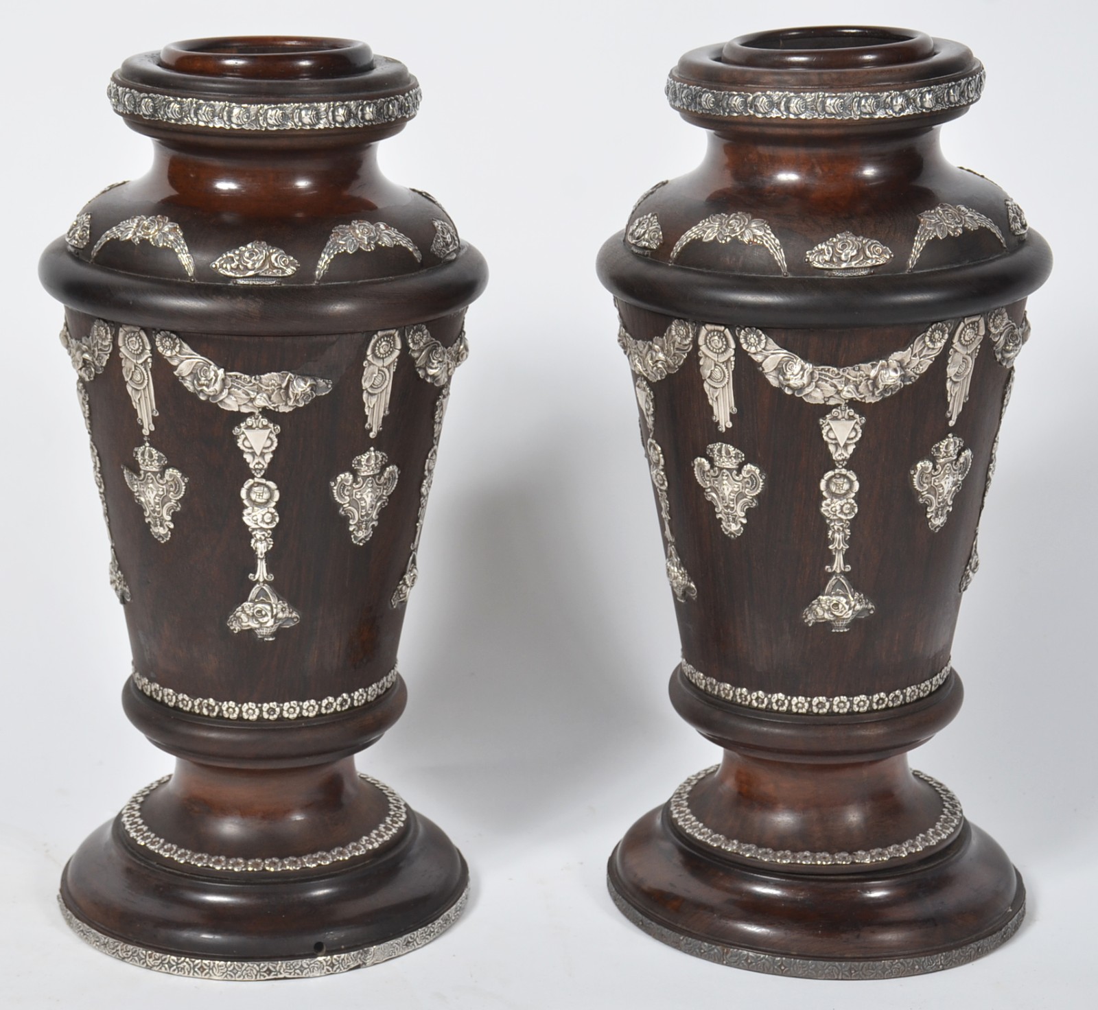 Par de vasos de madeira nobre com aplicações de guirlandas de prata... - foto 1 de 9
