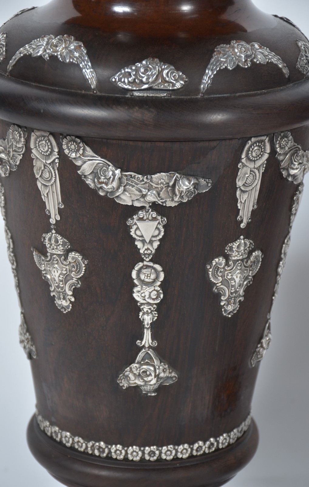 Par de vasos de madeira nobre com aplicações de guirlandas de prata... - foto 2 de 9