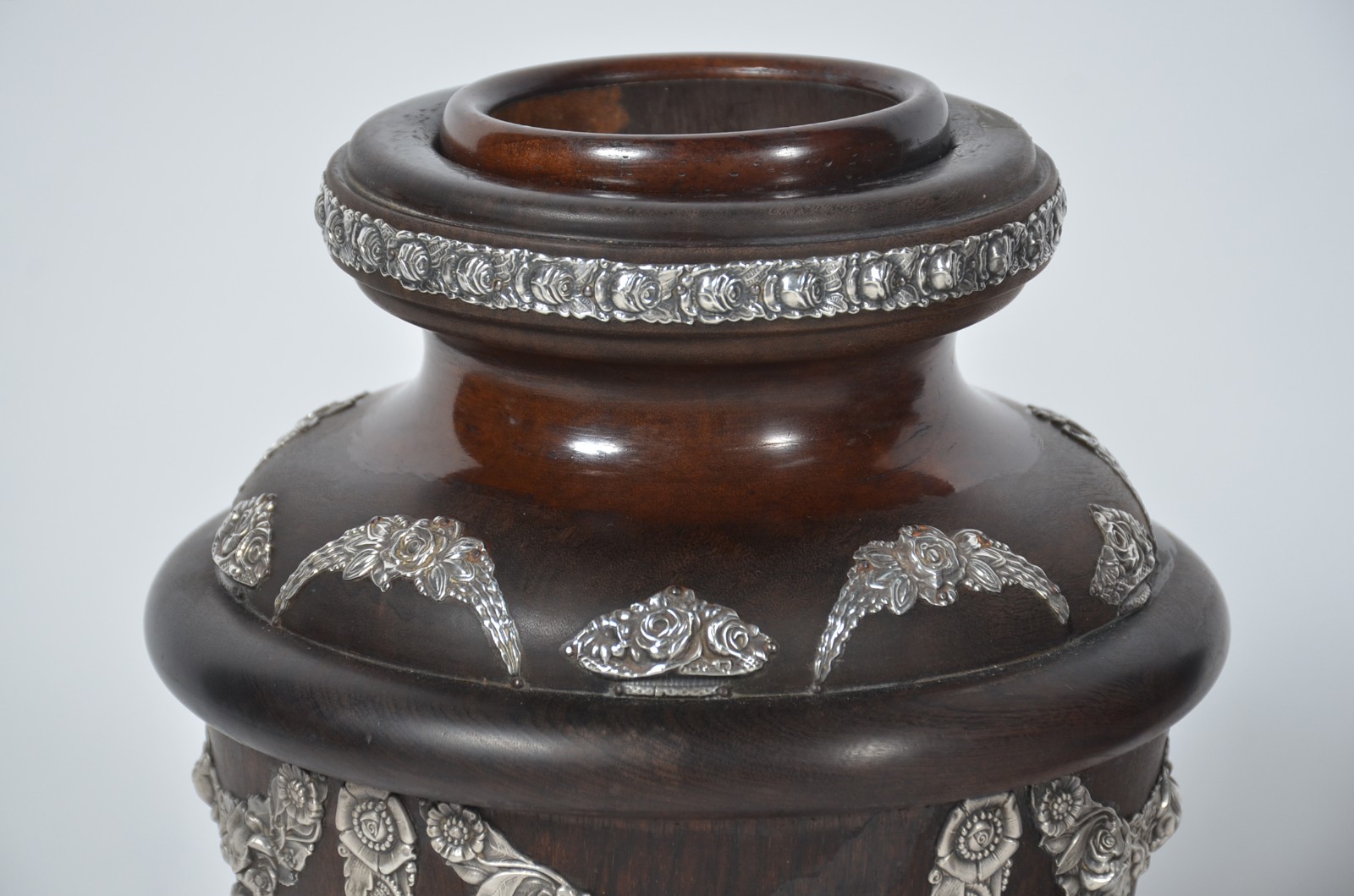 Par de vasos de madeira nobre com aplicações de guirlandas de prata... - foto 4 de 9