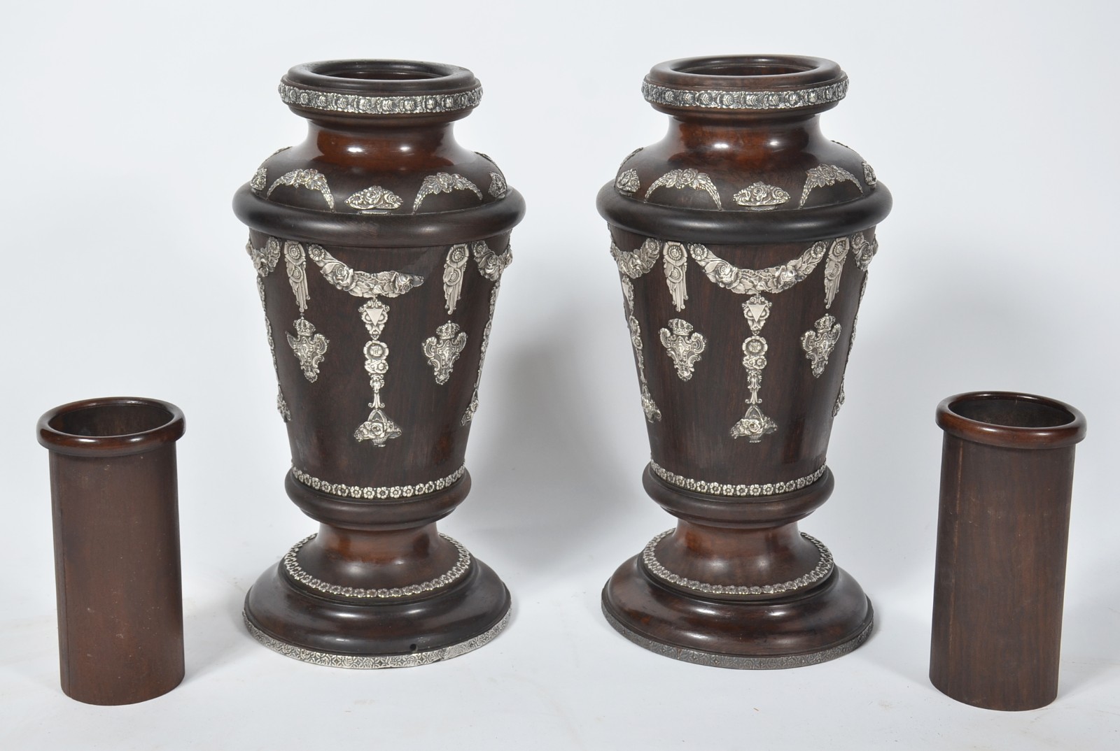 Par de vasos de madeira nobre com aplicações de guirlandas de prata... - foto 7 de 9