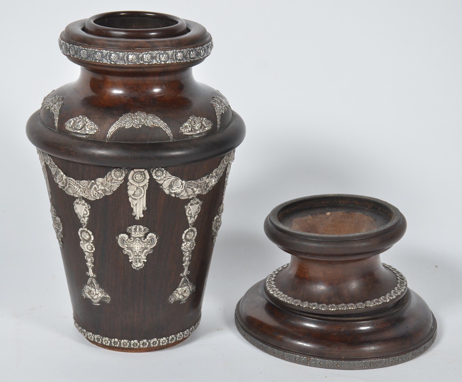 Par de vasos de madeira nobre com aplicações de guirlandas de prata... - foto 8 de 9
