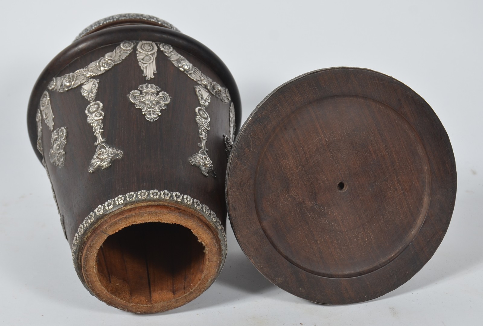 Par de vasos de madeira nobre com aplicações de guirlandas de prata... - foto 9 de 9