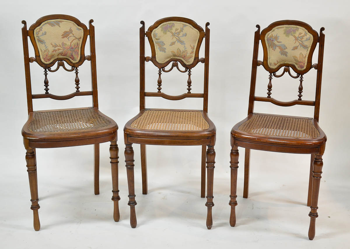 Tres cadeirinhas de palhinha ( palhinha no estado), encostos vazados...