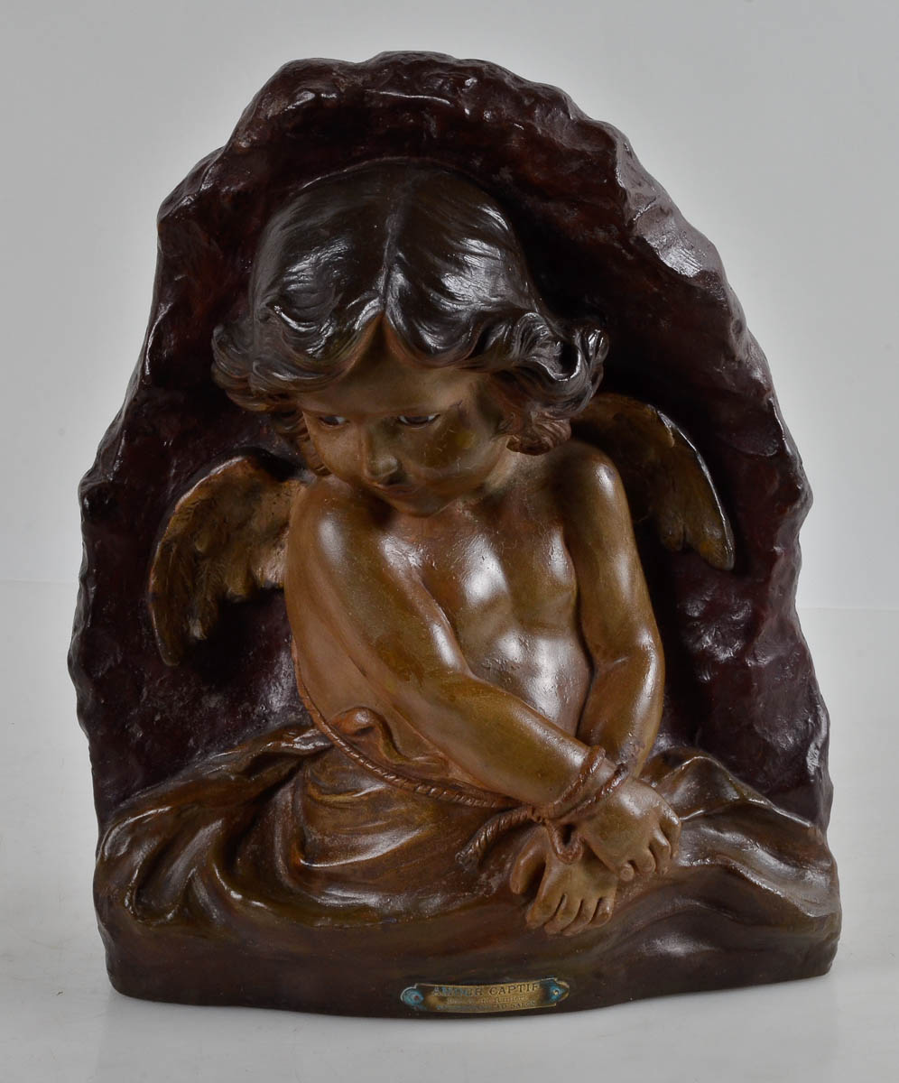Estatueta de terracota francesa. Placa com os dizeres "Amour...