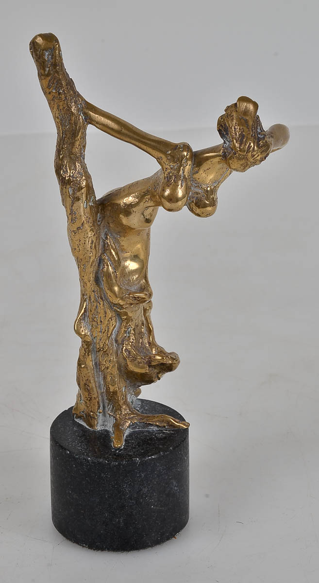 Escultura bronze menina com tronco. alt 21cm.