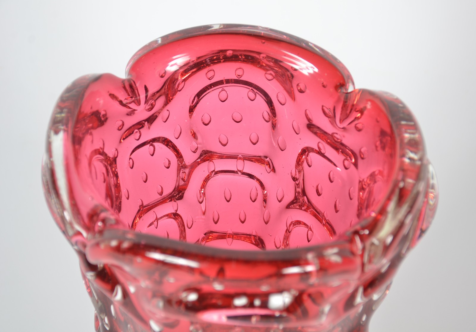 Vaso de murano italiano na cor rubi. - foto 4 de 6