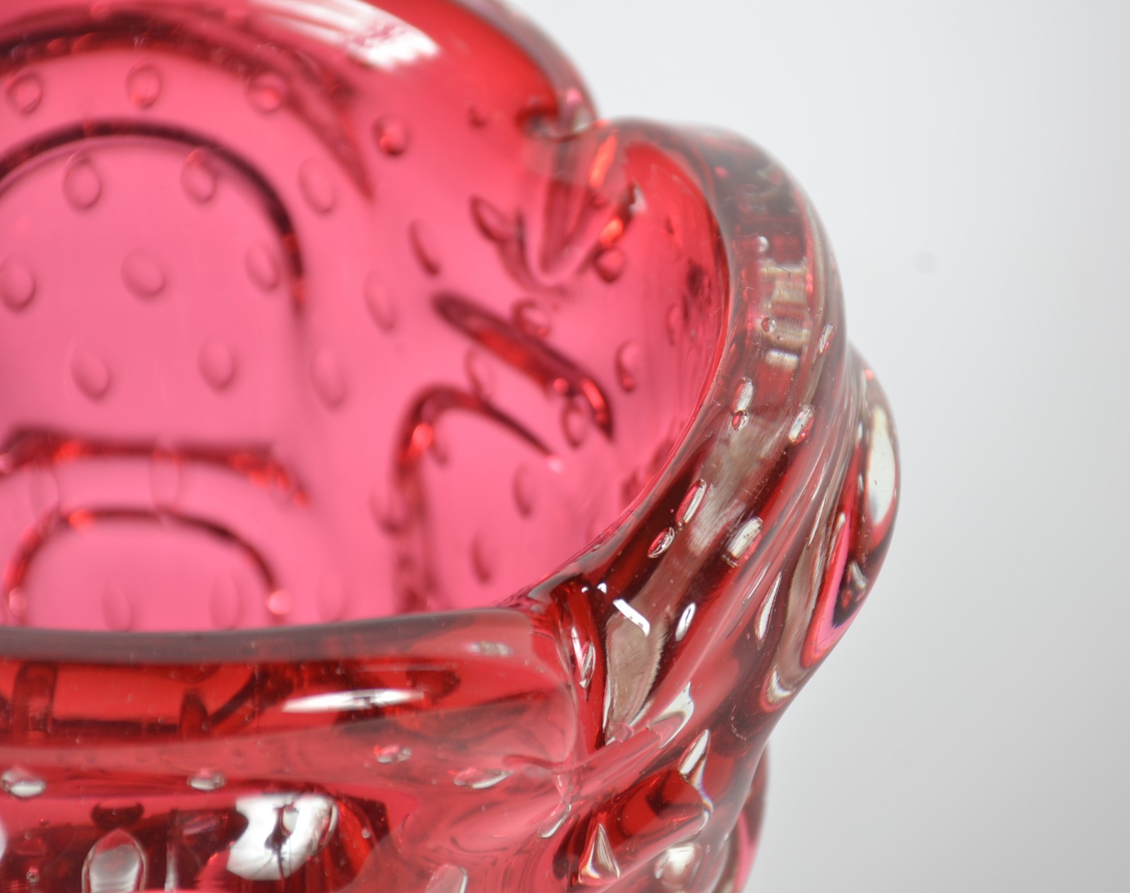 Vaso de murano italiano na cor rubi. - foto 5 de 6
