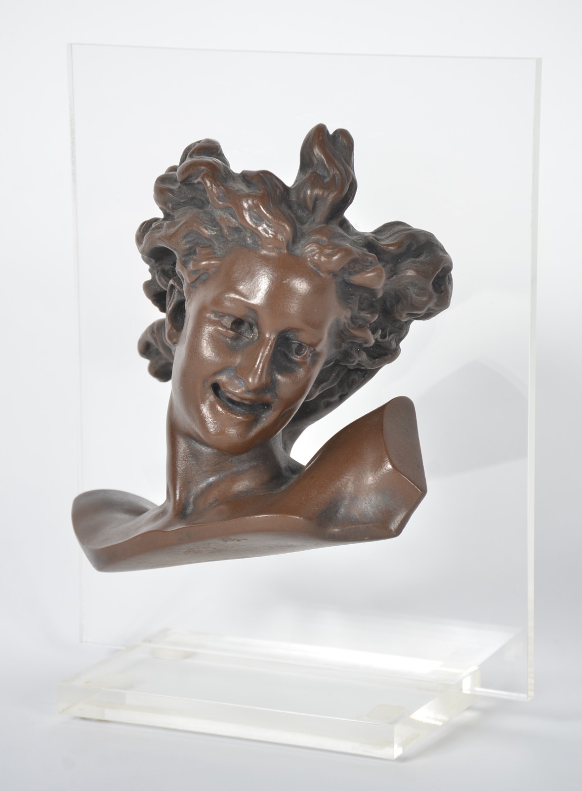 Escultura de resina com carimbo em baixo relevo na base com a... - foto 1 de 7