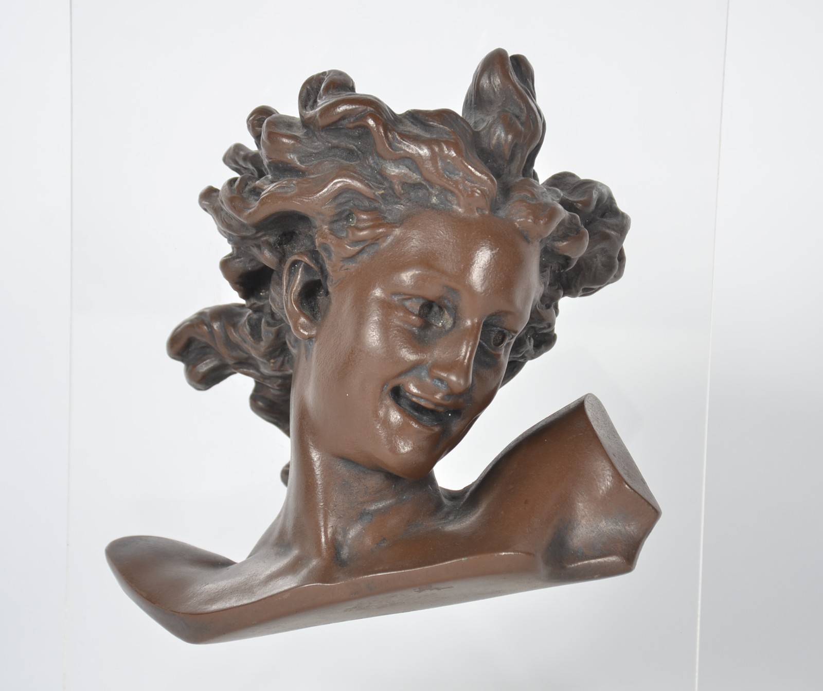 Escultura de resina com carimbo em baixo relevo na base com a... - foto 3 de 7