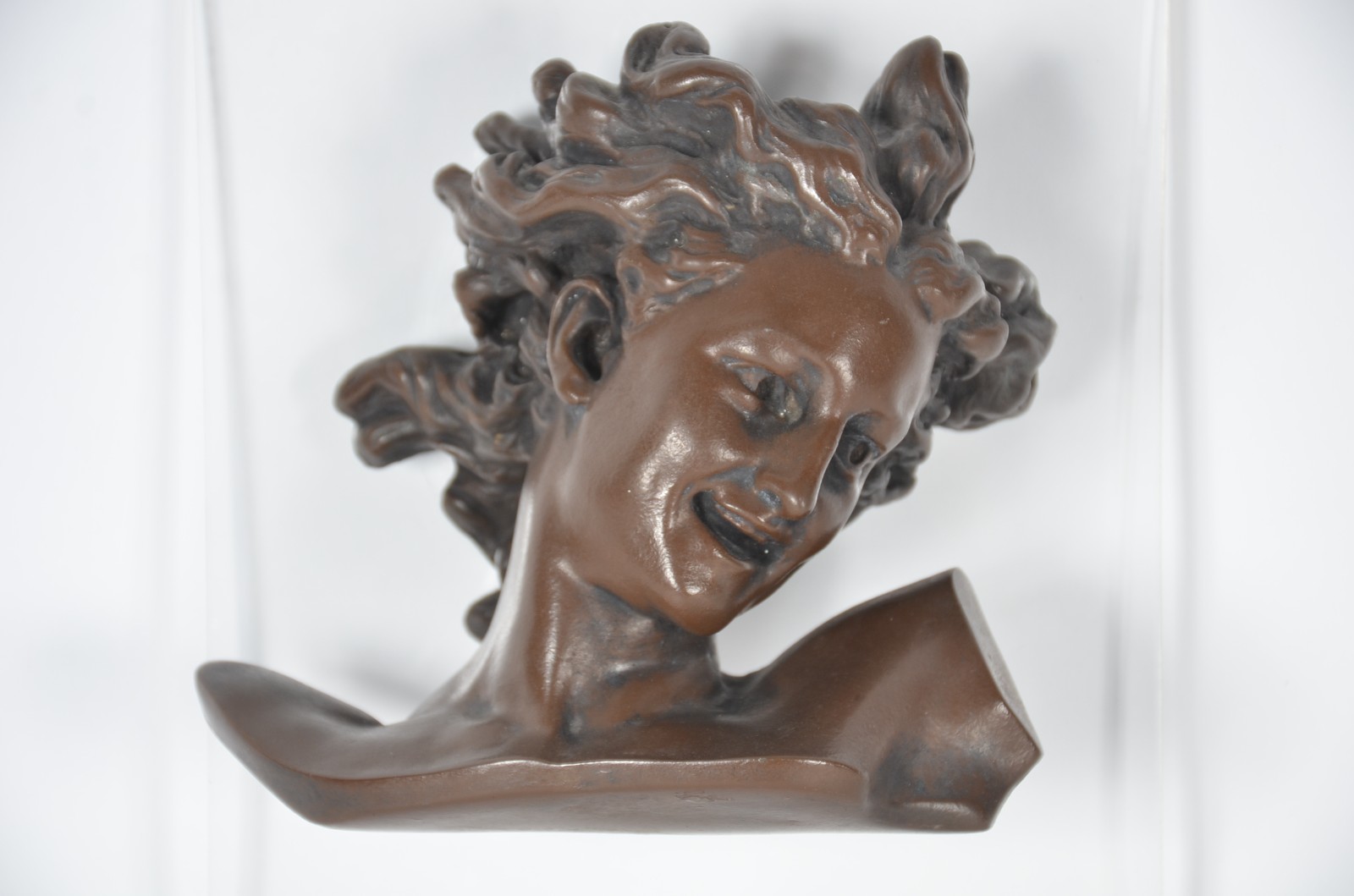 Escultura de resina com carimbo em baixo relevo na base com a... - foto 5 de 7