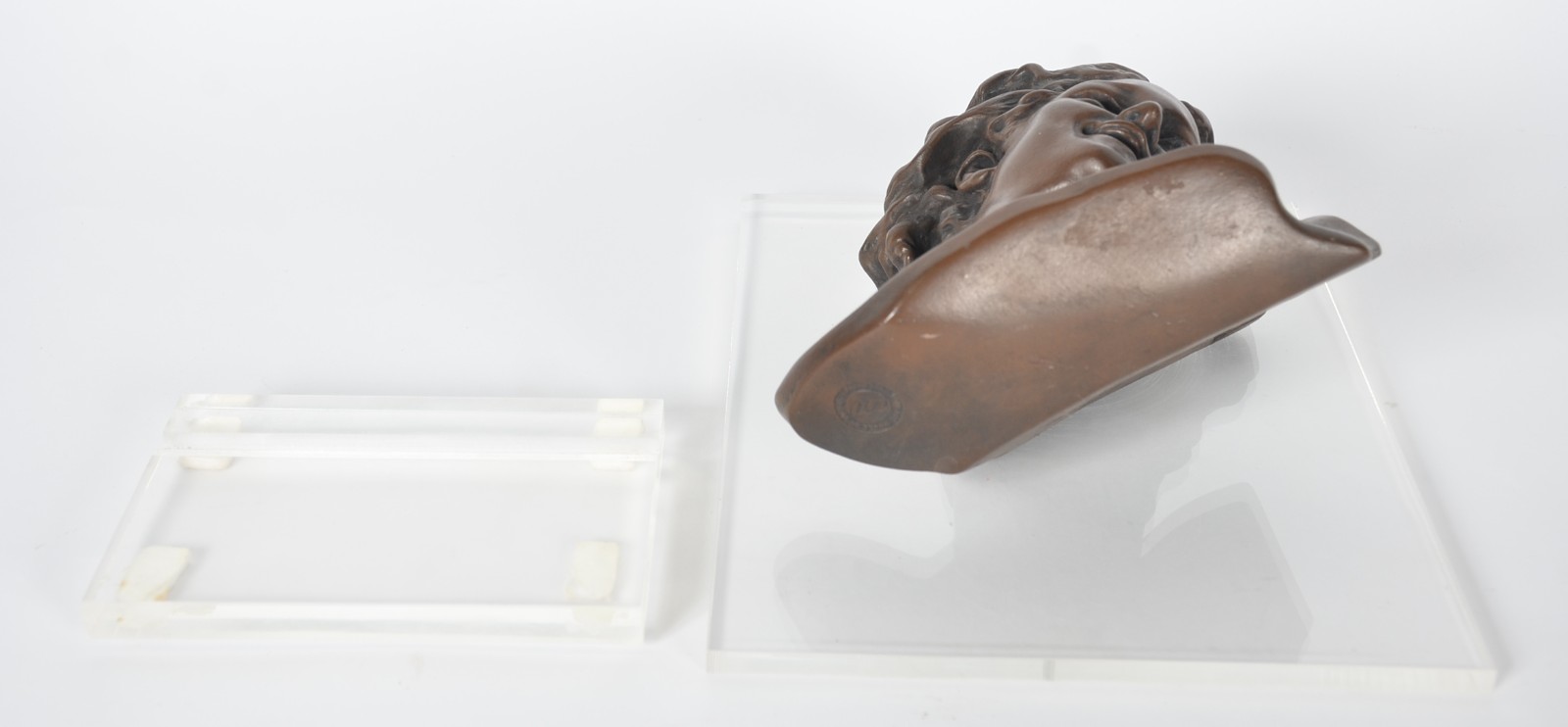Escultura de resina com carimbo em baixo relevo na base com a... - foto 6 de 7