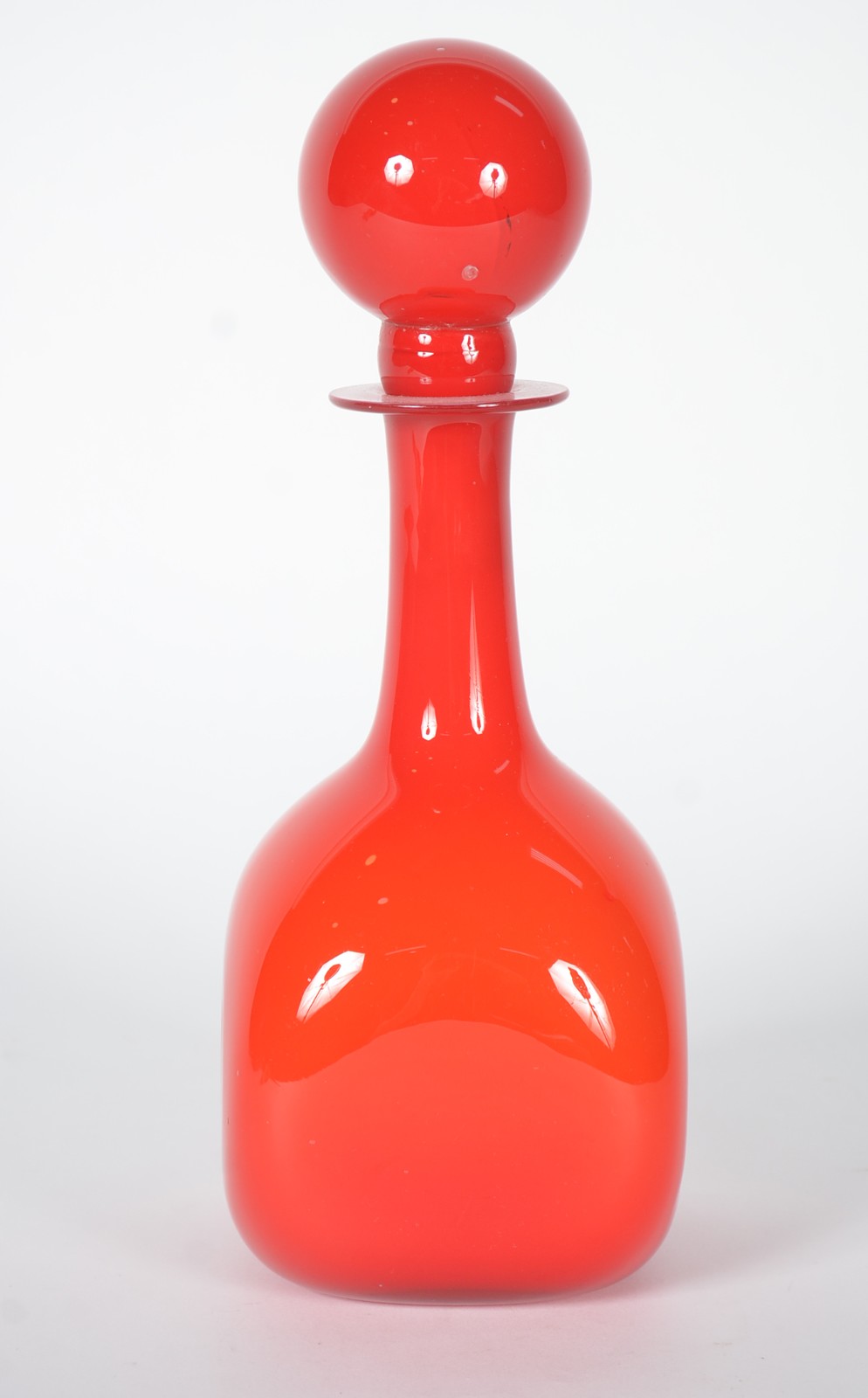 Garrafa decorativa de vidro vermelho leitoso, feitio quadrangular e... - foto 1 de 4