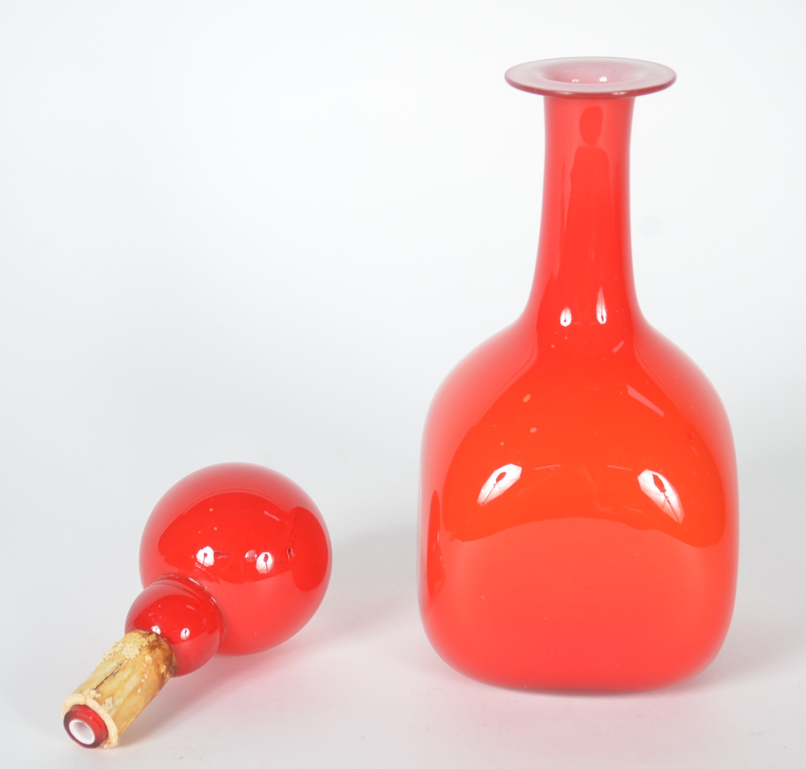 Garrafa decorativa de vidro vermelho leitoso, feitio quadrangular e... - foto 2 de 4