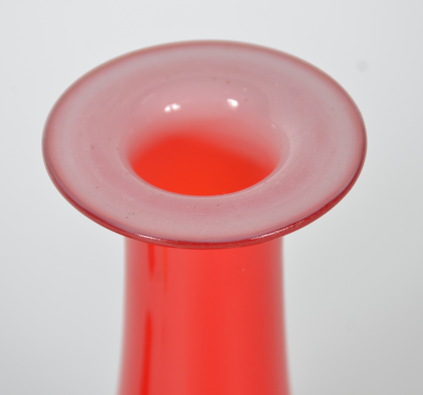 Garrafa decorativa de vidro vermelho leitoso, feitio quadrangular e... - foto 3 de 4