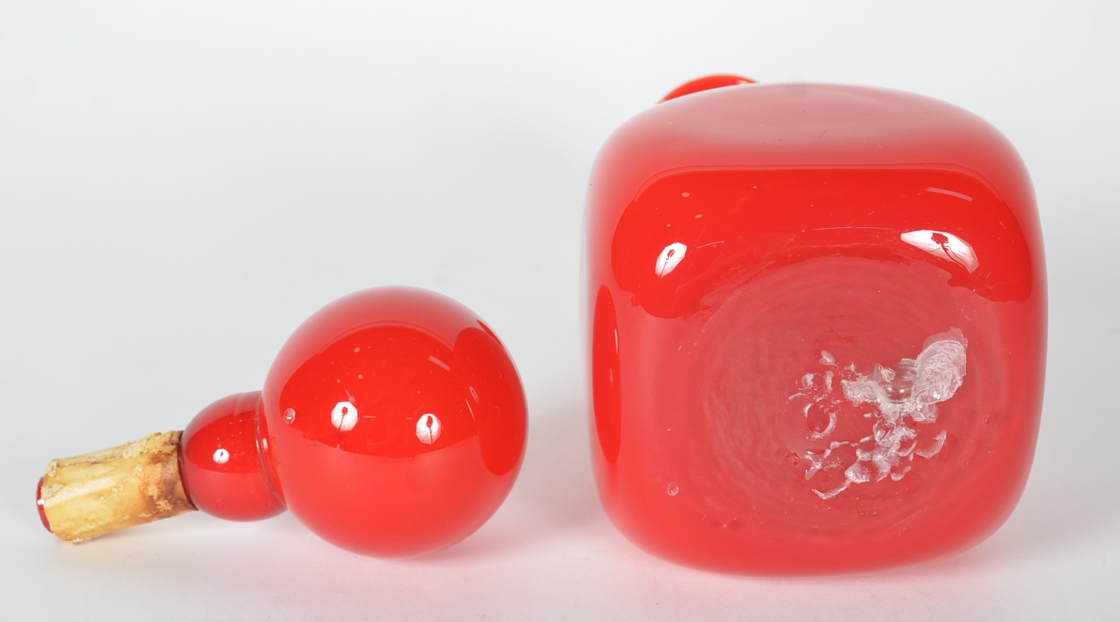 Garrafa decorativa de vidro vermelho leitoso, feitio quadrangular e... - foto 4 de 4