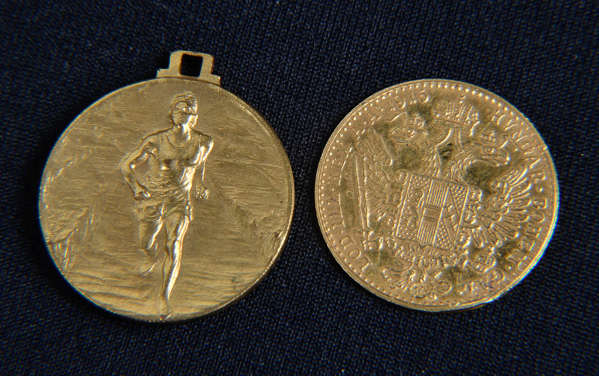 Medalha em ouro com simbolo da aeronautica e moeda da austria em ouro