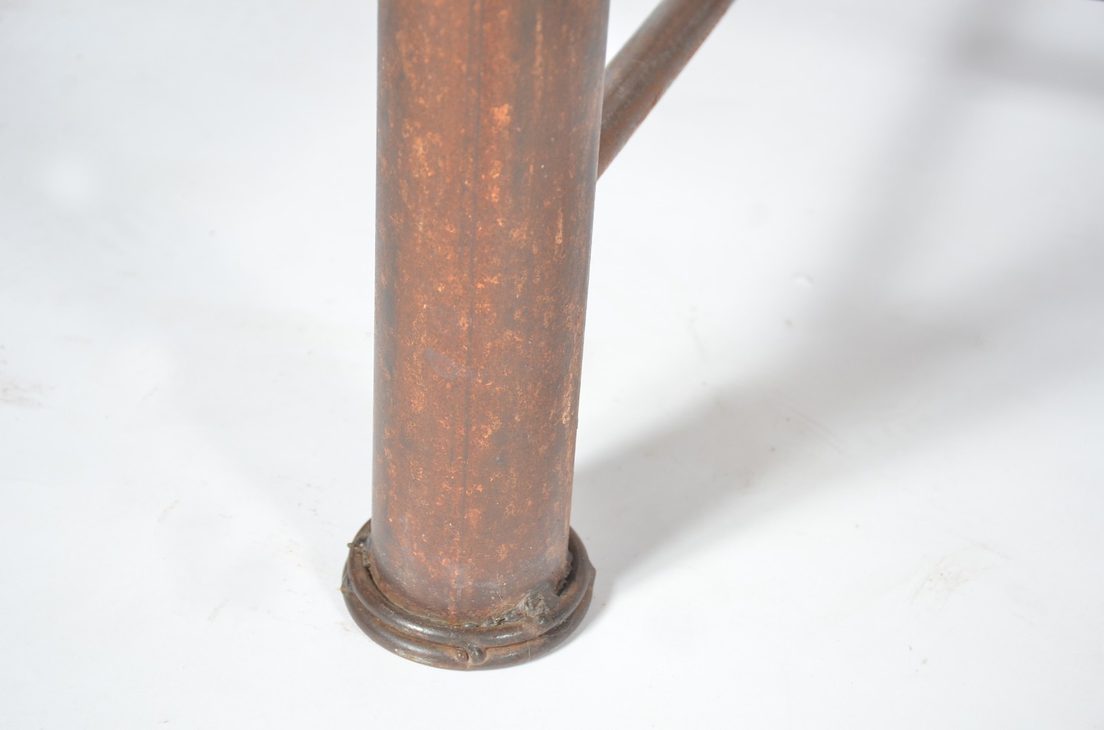 Mesa de jantar de madeira rústica, base de metal (com oxidação)... - foto 7 de 11