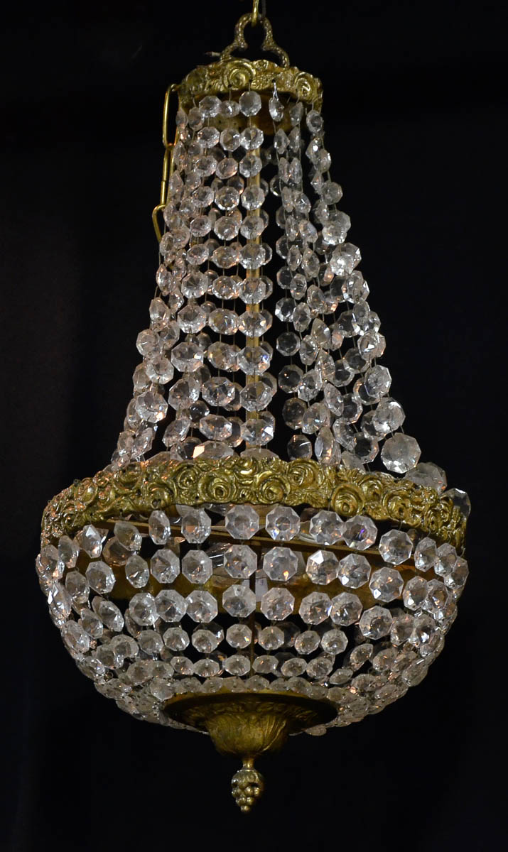 Pequeno lustre com contas de cristal lapidado, feitio pera, diam.30...