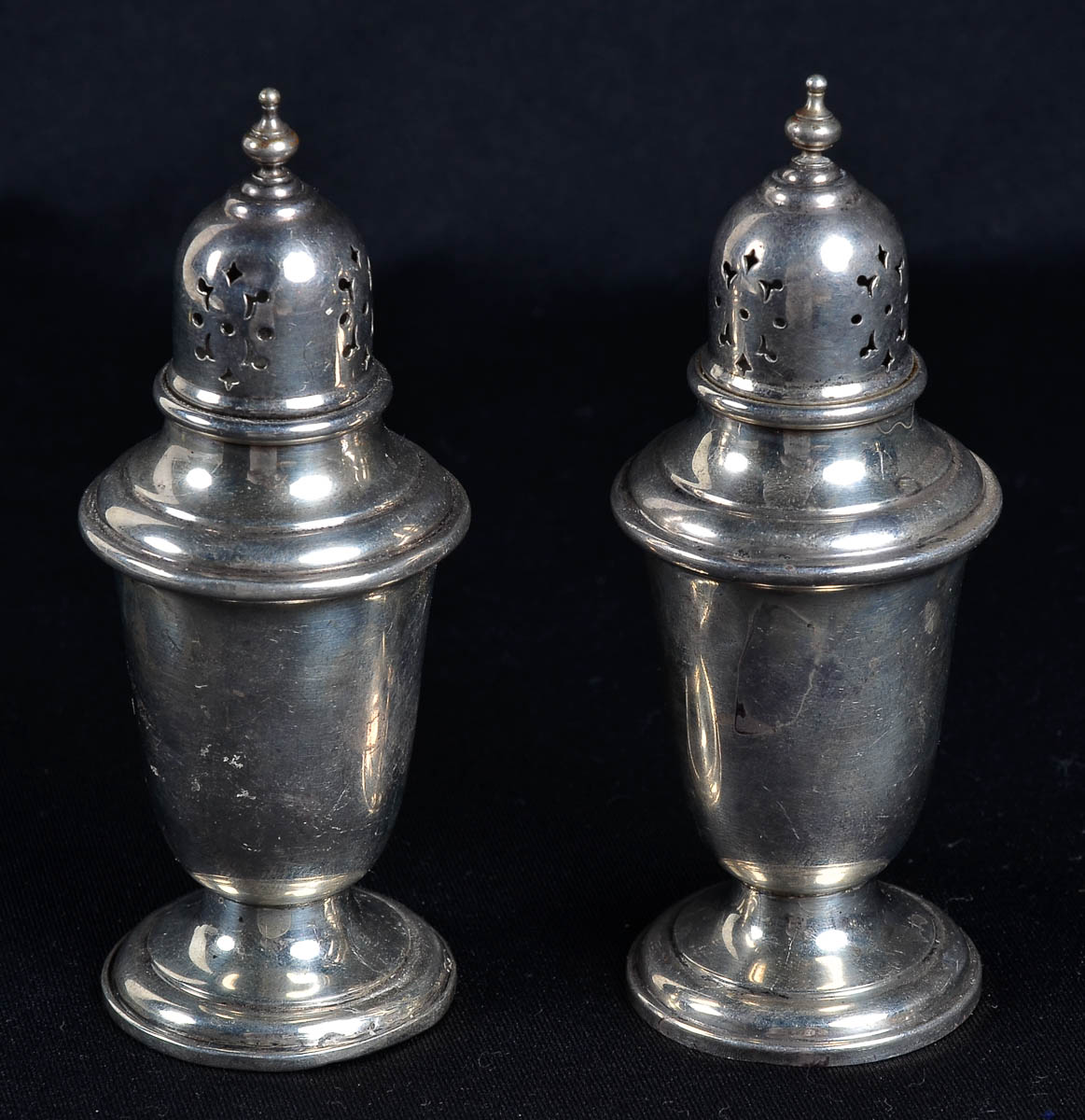 Par de polvilhadores de prata. alt. 10cm.