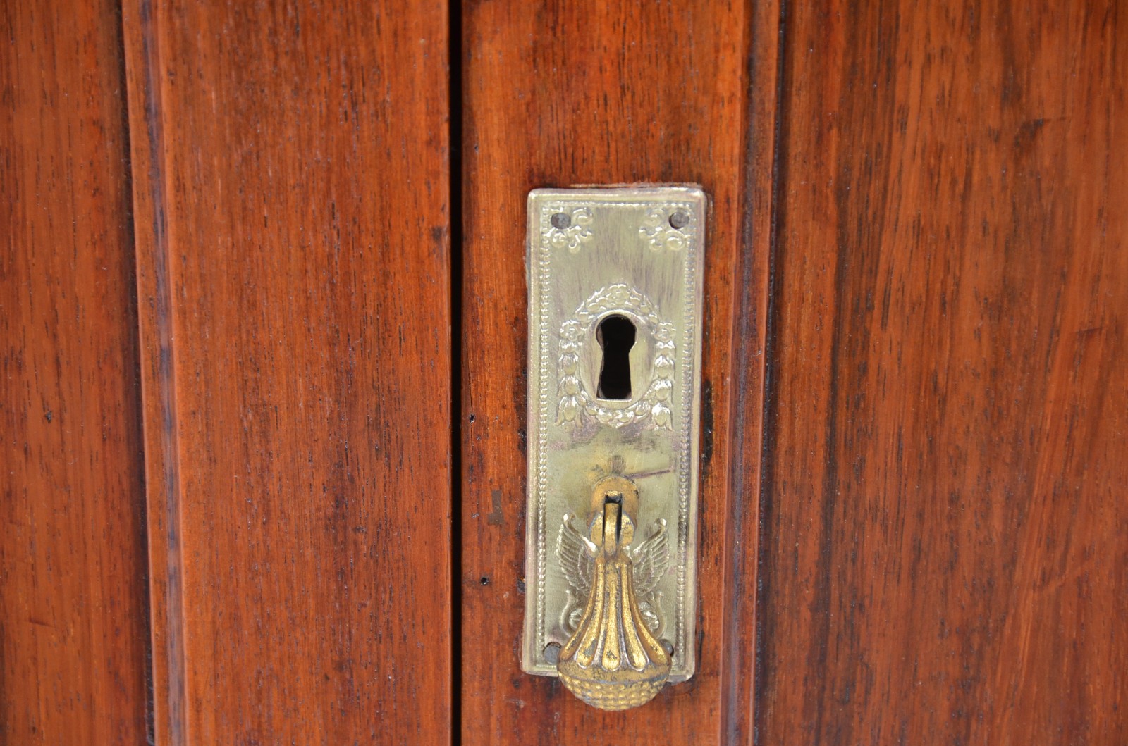 Cômoda de madeira nobre com 3 gavetinhas e 3 portas, tampo de... - foto 4 de 11