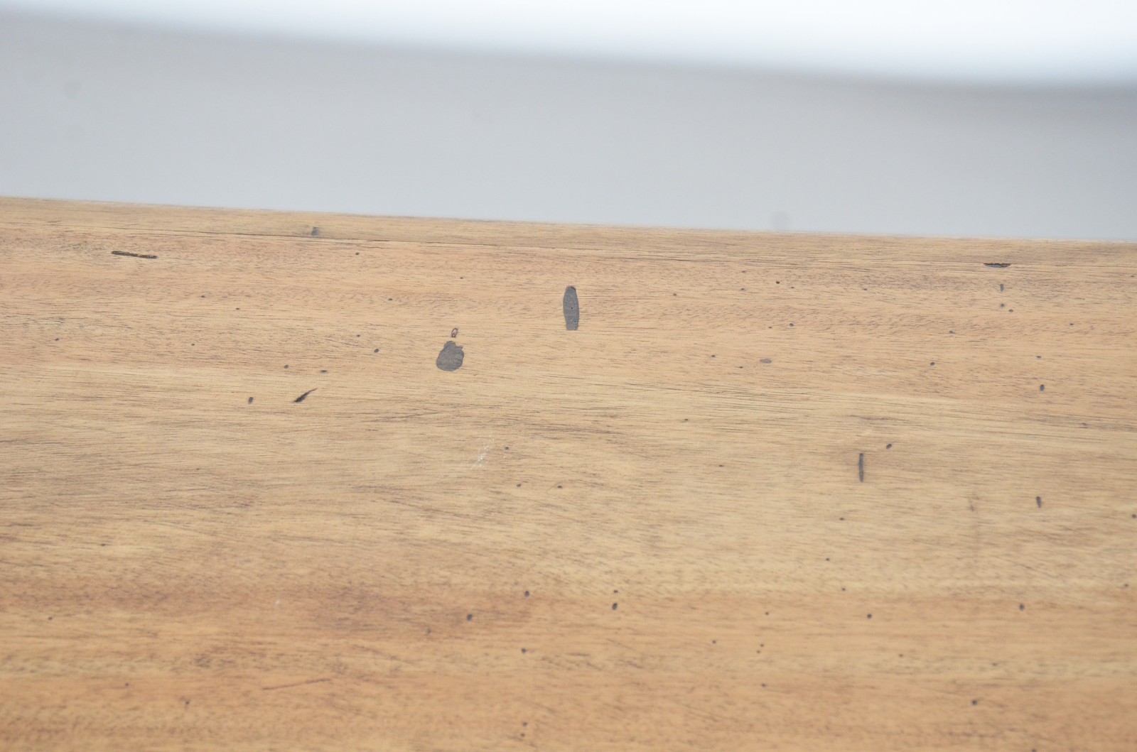 Mesa de madeira nobre com 1 gavetão, pernas recortadas ligadas por... - foto 5 de 10