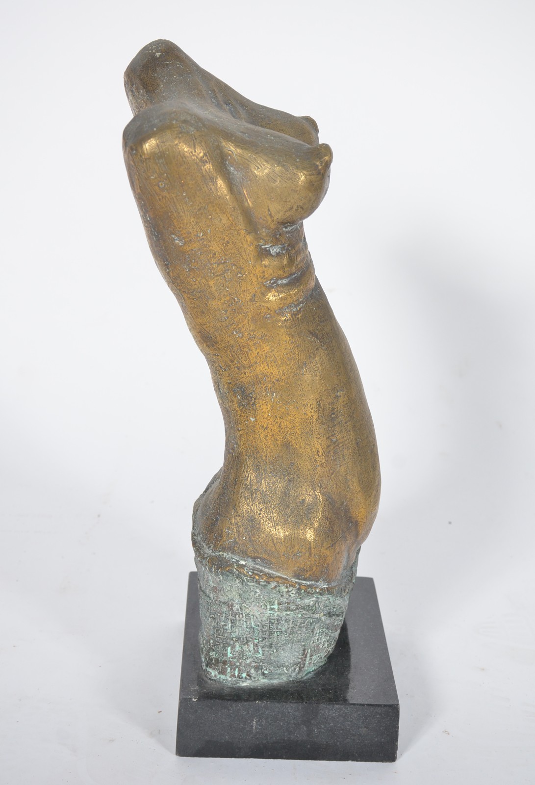 Escultura de bronze representando torso feminino, base de mármore... - foto 4 de 5