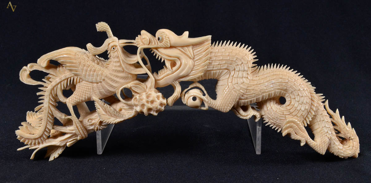 Escultura em marfim representando dragao em luta; comp. 24cm