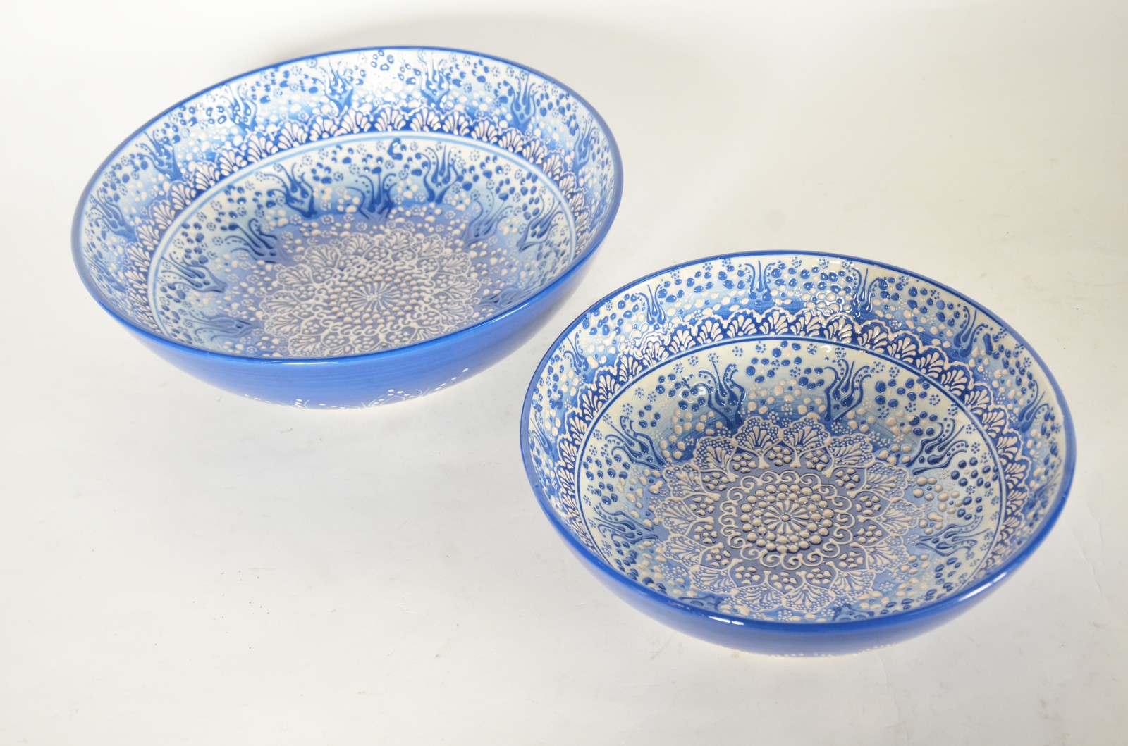 Dois bowls de cerâmica espanhola pintados á mão com guirlandas... - foto 1 de 5