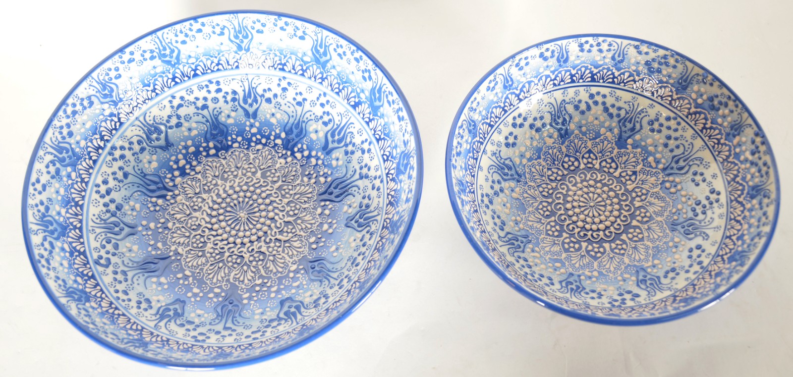 Dois bowls de cerâmica espanhola pintados á mão com guirlandas... - foto 2 de 5