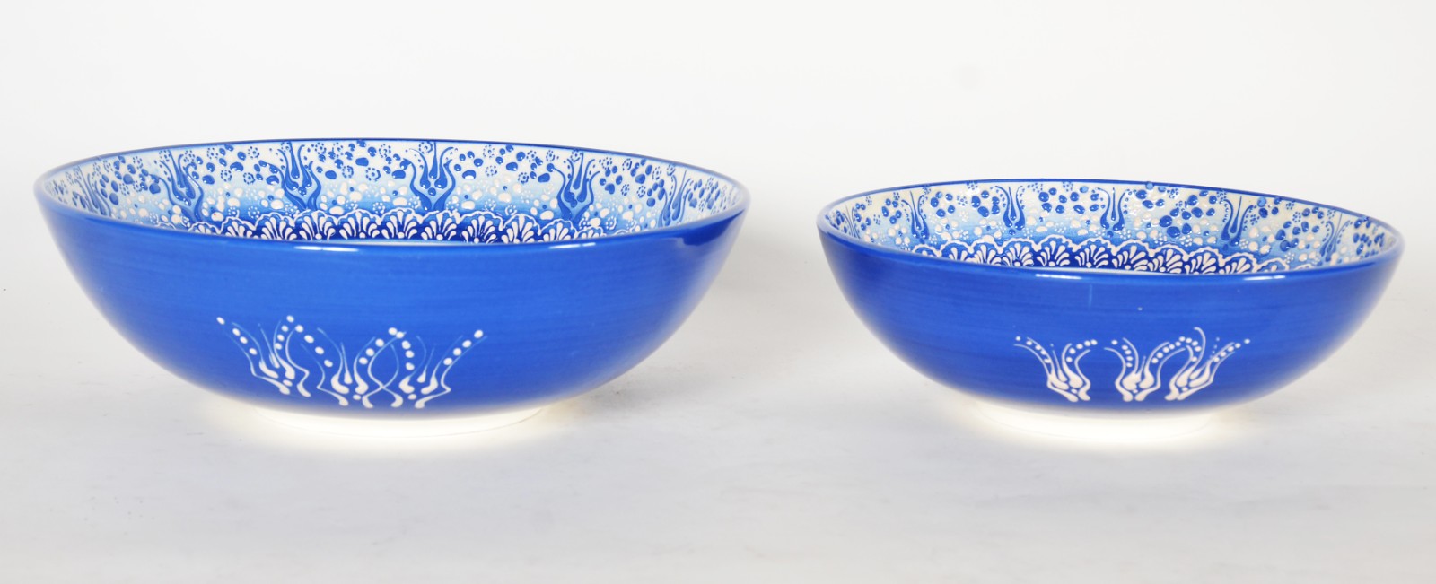 Dois bowls de cerâmica espanhola pintados á mão com guirlandas... - foto 3 de 5
