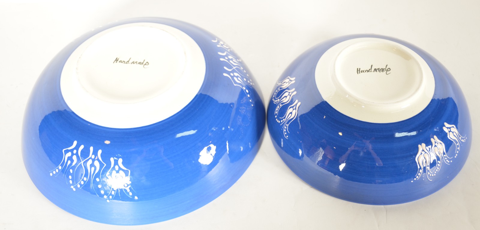 Dois bowls de cerâmica espanhola pintados á mão com guirlandas... - foto 4 de 5