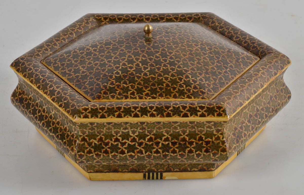 Caixa de madeira iraniana com marqueterie feitio sextavado. Med. 21 x...