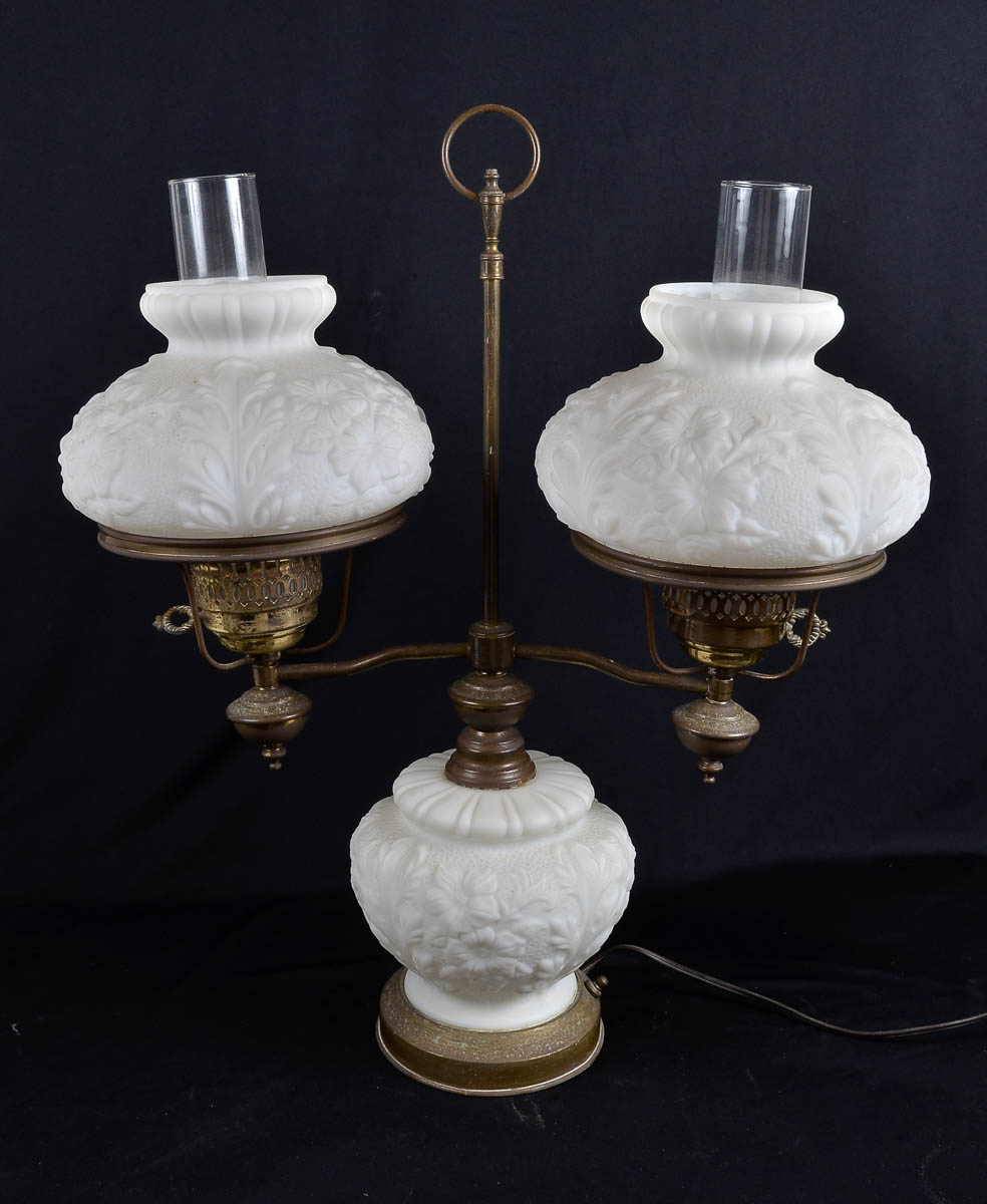 Luminaria de metal dourado e opalina branca para 2 luzes. alt. 58cm.