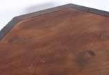 Mesa de jantar/apresentação de madeira nobre, t... - Mesa de jantar/apresentação de madeira nobre, tampo feitio oitavado com sala entalhada, apoio em coluna central facetada terminando em quatro pe...