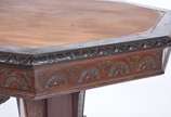Mesa de jantar/apresentação de madeira nobre, t... - Mesa de jantar/apresentação de madeira nobre, tampo feitio oitavado com sala entalhada, apoio em coluna central facetada terminando em quatro pe...