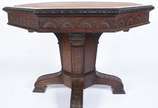 Mesa de jantar/apresentação de madeira nobre, t... - Mesa de jantar/apresentação de madeira nobre, tampo feitio oitavado com sala entalhada, apoio em coluna central facetada terminando em quatro pe...