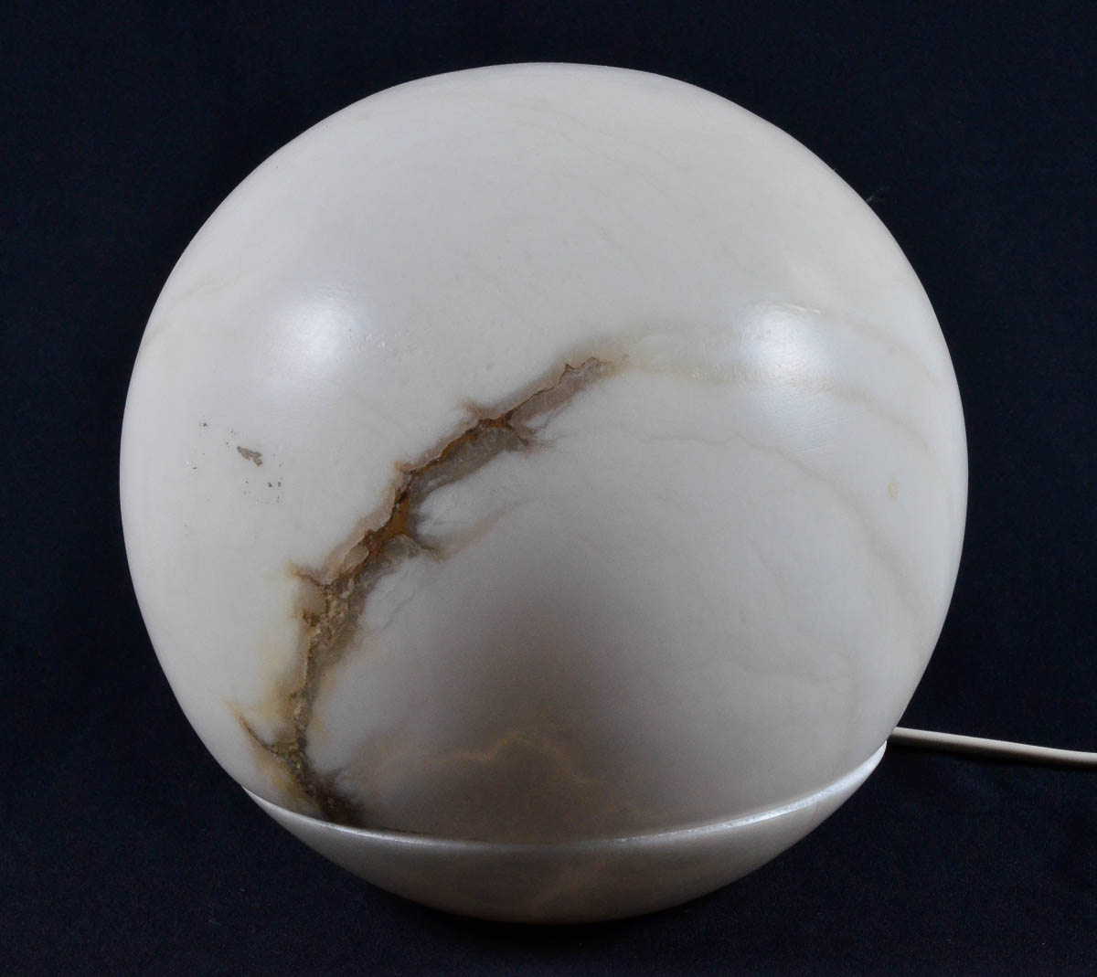 Luminária de alabastro feitio globo, alt.22 cm.