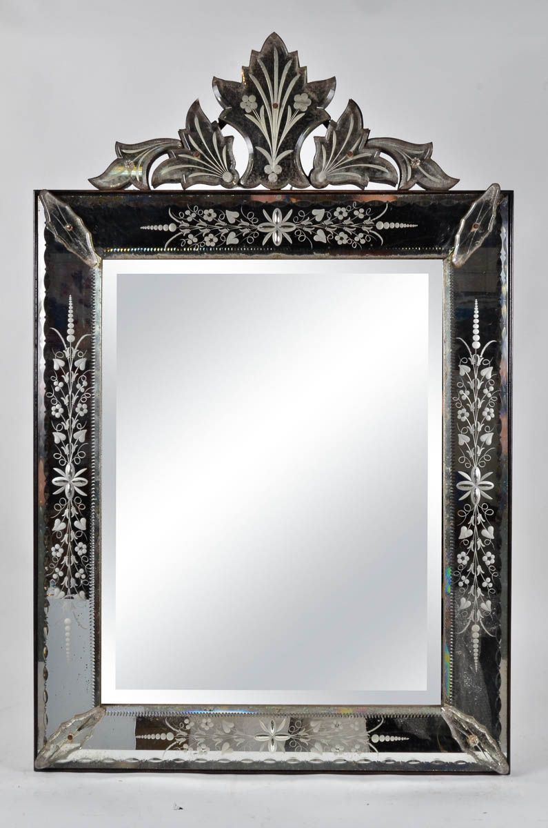 Espelho veneziano. larg. 68cm, alt. 1.06cm.