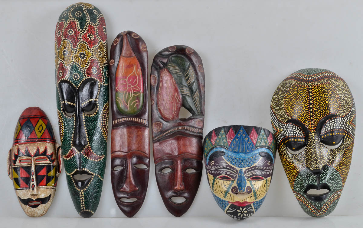 Seis mascaras de madeira da Polinesia. Med. aprox. 40cm.
