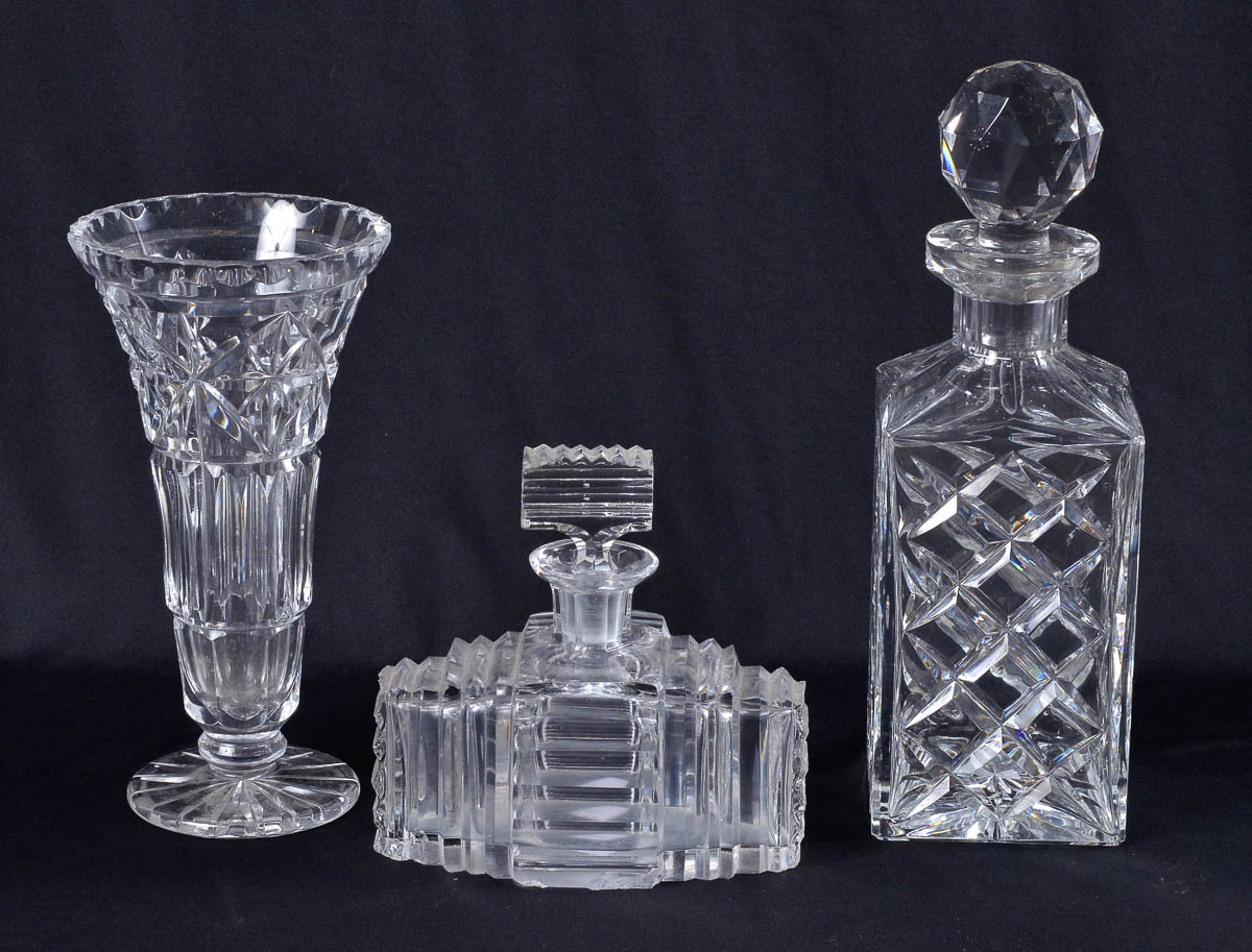 Tres peças diversas de cristal lapidado, sendo Garrafa c/ 28cm alt...